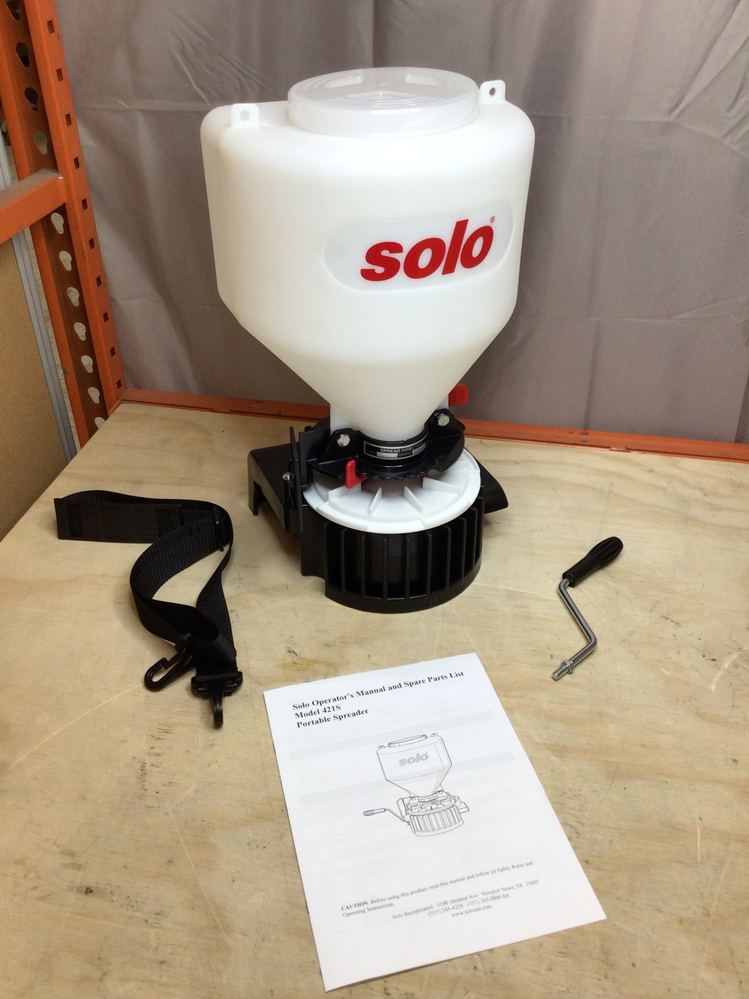 Solo 421-S 20 Lb. Portable Chest-Mount Spreader *OPEN BOX* (8128802095342)